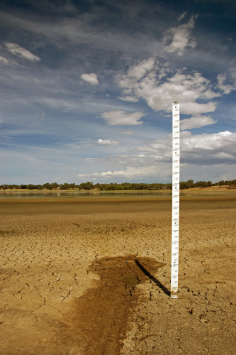 Klimatförändringarna hotar mänsklig säkerhet genom att underminera livsmiljöer och öka migration som annars skulle ha undvikits, men utmanar även staters förmåga att tillhandahålla villkor nödvändiga för mänsklig säkerhet. Det är slutsatsen i IPCC:s senaste utvärderingsrapport från 2014.  Bilden visar en vattennivåmätare i den torrlagda Lake Albert, Australien. Kontinenten har under senare år haft svåra värmeböljor, varvat med översvämningar.