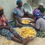 Kvinnor i Afrika rensar svamp.
