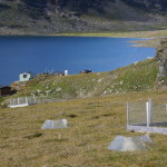 Ett av över 150 klimatexperiment inom det Internationella Tundraexperimentet (ITEX), där miniväxthus passivt simulerar ett framtida varmare klimat. I bakgrunden Latnjajaure Fältstation, där forskare från Göteborgs universitet bedrivit forskning på hur klimatet påverkar fjällväxter i 25 år. 