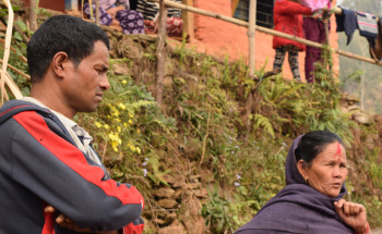 Bybor berättar om sin situation när en delegation från IUCN besöker deras by.