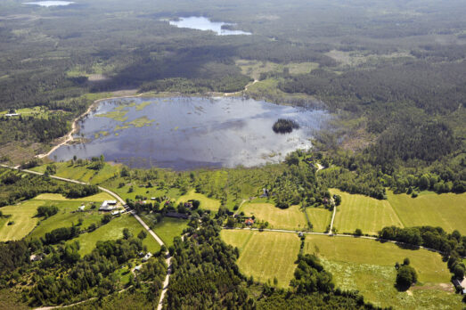 Flygbild på den återskapade Lilla Attsjön. Foto.