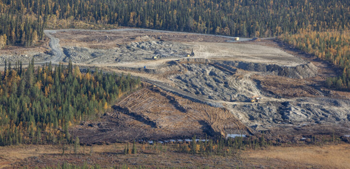 Flygbild över gruvområdet Mertainen, med nedhuggen skog och dagbrott. Foto.