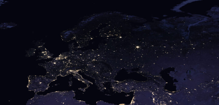 Europa om natten sett från rymden. Kontinenterna urskiljs mot det mörkare havet, och ljuspunkter lyser upp där det är städer, tätorter och infrastruktur.