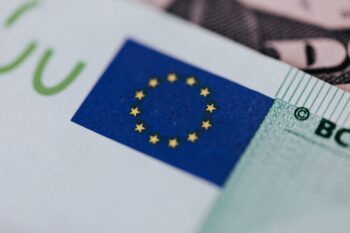 Närbild på Euro-sedel, med EU-flaggan inzoomad
