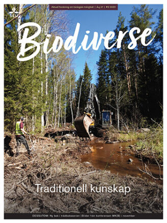 Tidningsomslag med texten Biodiverse och traditionell kunskap. Grävmaskin gräver i ett vattendrag i skogen. Foto.
