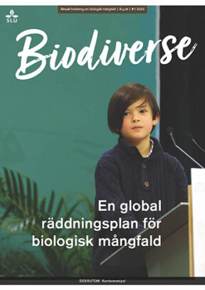 Omslag av tidskriften Biodiverse. Foto av en ung pojke som står vid en talarstol. Turkos bakgrund med växter. I bilden syns rubriken En global räddningsplan för biologisk mångfald. Foto.