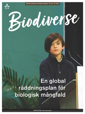 Omslag av tidskriften Biodiverse. Foto av en ung pojke som står vid en talarstol. Turkos bakgrund med växter. I bilden syns rubriken En global räddningsplan för biologisk mångfald. Foto.
