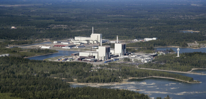 Flygbild över en grupp hus av betong av industrikaraktär. Alltså kärnkraftverk. Foto.