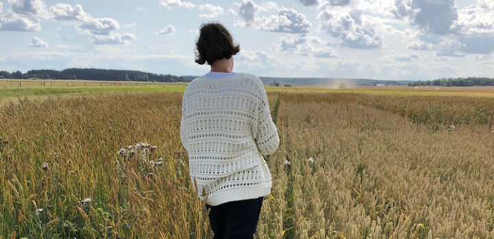 En person i en åker. Foto.